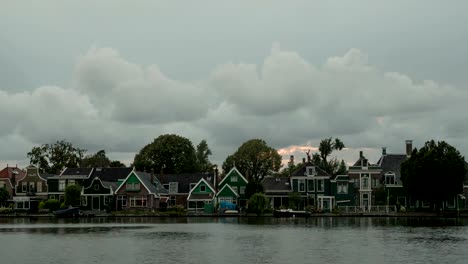 Zeitraffer-der-Wolken-über-Häuser-am-Ufer-des-Flusses,-Niederlande