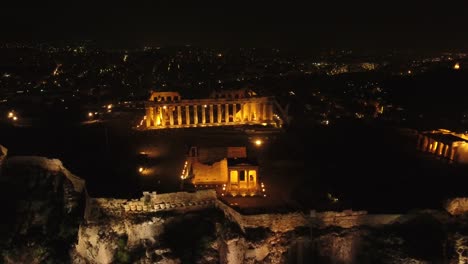 Tiro-de-Drone-de-4K-de-la-Acrópolis-de-noche