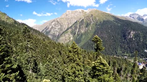 Montañas-y-bosques-disparados-desde-el-remonte-de-montaña.