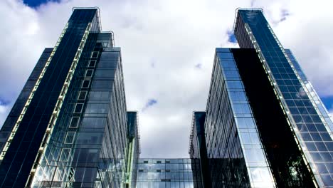 Geschäftsgebäude-Glas-Wolkenkratzer-und-Wolken-Zeitraffer