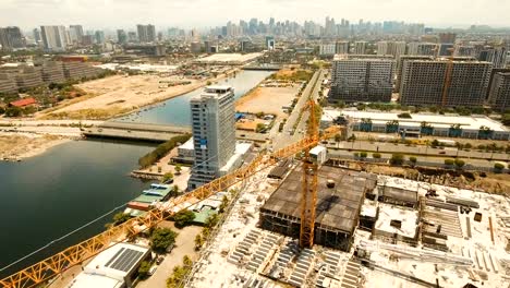 Edificio-en-construcción-con-grúas-en-la-ciudad.-Filipinas,-Manila,-Makati