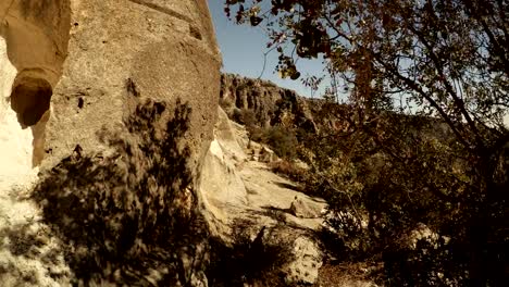 Panorama-de-roca-tallada-cuevas-provincia-de-Mersin-Turquía-Adamkayalar-emblemático