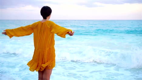 Joven-mujer-hermosa-puesta-de-sol.-Feliz-chica-en-vestido-de-la-noche-en-la-playa