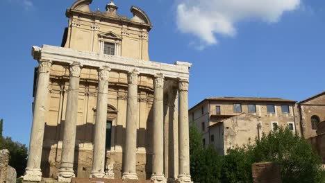 Templo-de-Roma-Italia-día-soleado-de-Antonino-y-faustina-panorama-Foro-Romano-4k