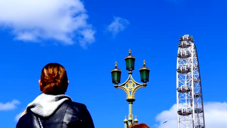 Alte-Straße-Licht-Riesenrad-und-Menschen