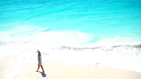 Glückliches-Mädchen-am-Strand-im-flachen-Wasser.-Draufsicht-auf-eine-Frau-am-weißen-Strand