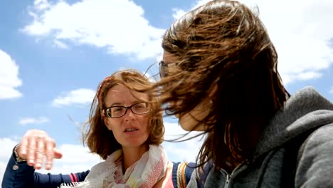 Zwei-langhaarige-Frauen-mit-Haaren-winken-und-fliegen