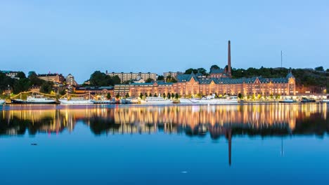 Brauerei-Gebäude-in-Stockholm-City-nachts-4K-Zeitraffer-kippen