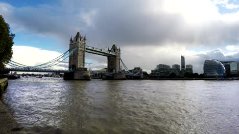 Tower-Bridge-and-Thames-River,-London,-Real-Time