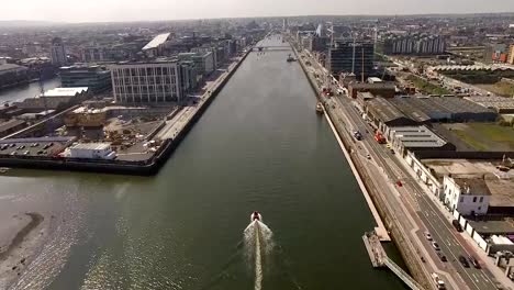 Vom-Anfang-des-Flusses-Liffey-in-die-Innenstadt-von-Dublin