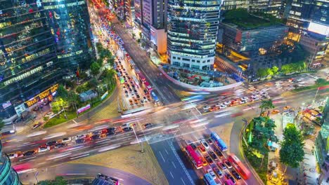 Zoom-de-alejamiento.-Timelapse-de-tráfico-por-la-noche-en-Gangnam-Seúl,-Corea-del-sur