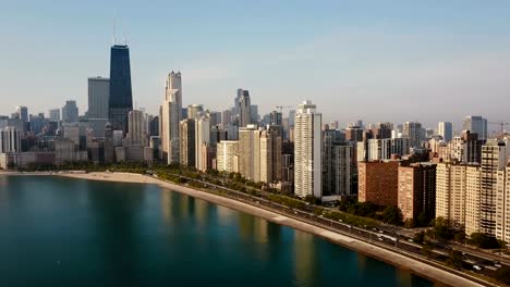 Hermosa-vista-aérea-de-Chicago,-Estados-Unidos-en-la-mañana.-Drone-volando-lejos-de-la-ciudad,-lago-Michigan