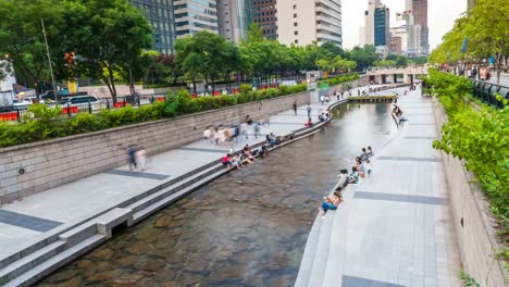 Parque-de-arroyo-de-Cheonggyecheon-con-multitud-de-personas-relajación-en-Seúl,-Corea-del-sur.-Lapso-de-tiempo-de-4K