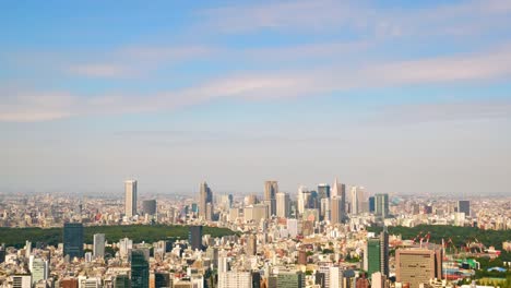 Wolkenkratzer-und-frühen-Herbst-Himmel-in-Shinjuku,-Japan-(Timelapse-Video)
