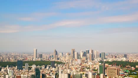 Rascacielos-y-el-cielo-de-otoño-temprano-en-Shinjuku,-Japón-(Timelapse-video)