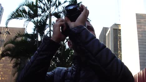 Hombre-fotografiando-la-Avenida-Paulista,-Sao-Paulo,-Brasil