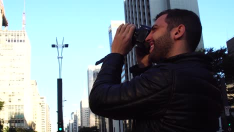 Hombre-fotografiando-la-Avenida-Paulista,-Sao-Paulo,-Brasil