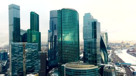 Rascacielos.-Ventanas-de-la-oficina-con-la-ciudad-reflejan-en-él.-Nadie.-Cerrar-tiro-aéreo.