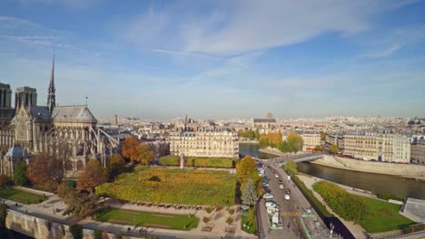 Vista-aérea-de-París-con-la-Catedral-de-Notre-Dame