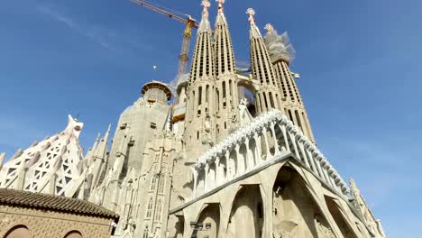 La-Sagrada-Familia---die-imposante-Kathedrale,-entworfen-von-Gaudi,-die-wird-seit-19.-März-1882-gebaut-und-ist-noch-nicht-fertig-aber-14.-Dezember-2009-in-Barcelona,-Spanien