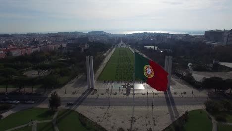 Portugal-Flagge-am-Park-Eduardo-VII,-Lissabon,-Portugal