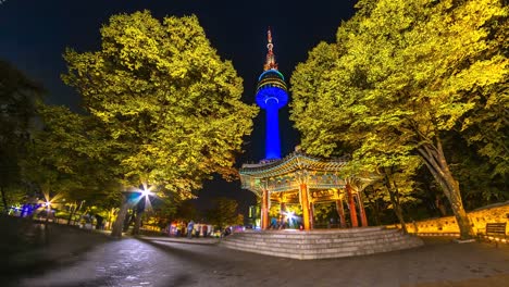 4K,-Time-Lapse-Ansicht-der-Seoul-Tower-im-Herbst-bei-Nacht-Wahrzeichen-der-Stadt-Seoul-Südkorea