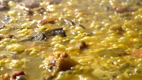 Kochen-valencianische-Paella.-Typische-Küche-der-valencianischen-Gemeinschaft-in-Spanien