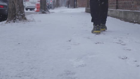 Slow-Motion-von-Fuß-zu-Fuß-gehen-auf-Schnee-Winter-in-Seoul,-Südkorea