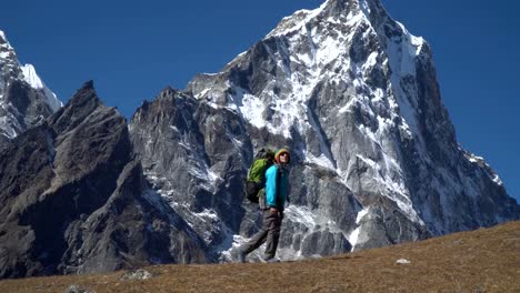 The-girl-is-traveling-in-the-mountains