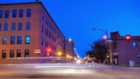 Fahren-mit-voller-Geschwindigkeit-in-die-Innenstadt-von-Chicago-bei-Sonnenuntergang-Zeitraffer