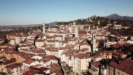 Drohne-Luftbild-von-Bergamo---Altstadt.-Eines-der-schönen-Stadt-in-Italien.-Landschaft-im-Zentrum-der-Stadt-und-seinen-historischen-Gebäuden-tagsüber-wunderbar-blu