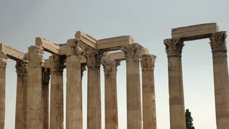 panorámica-de-tiro-de-las-columnas-del-templo-de-zeus-en-Atenas,-Grecia