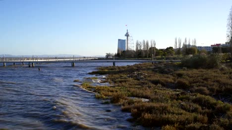 Torre-Vasco-da-Gama-Tower-Blick-vom-Pier-mit-Wellen-aus-den-Rio-Tejo-Tejo