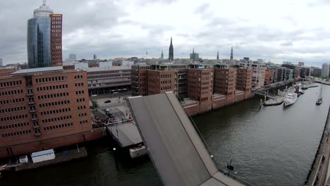 Heben-Sie-BridgeMahatma-Gandhi-Brücke,-HafenCity,-Hamburg,-Hebebrücke,-Klappbrücke,-4K