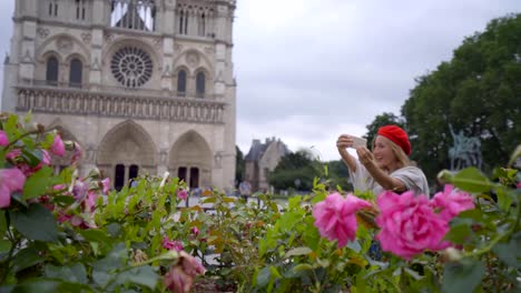 Junge-Frau,-die-die-Selfie-in-Paris-Stadt-Notre-Dame-mit-Handy