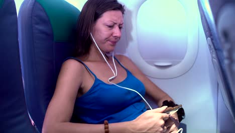 The-woman-on-the-plane-listening-to-music-with-headphones