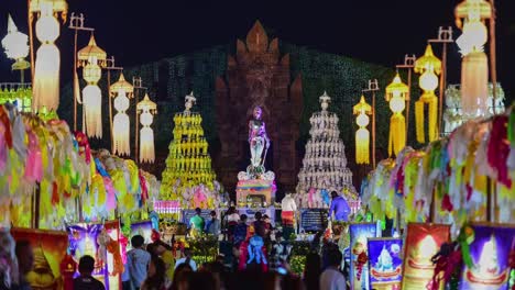 4k,-Zeitraffer,-die-Phra-Nang-Chamthewi-Statue,-Lamphun,-Thailand-–-10.-Mai-2017:-bunte-Tausende-Lanna-Laternen-nachts-Lamphun-Laternenfest.