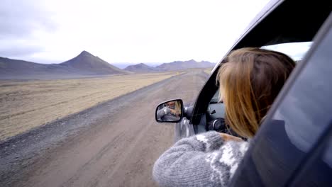 Mujer-joven-en-coche-en-carretera,-vacaciones-de-concepto-de-viaje-de-carretera