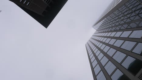 Wurm-Blick-auf-hohe-Aufstieg-Gebäude-und-weißen-Wolkenhimmel