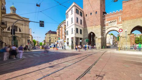 Italia-día-soleado-Milán-ciudad-famoso-tráfico-cruce-viejo-porta-ticinese-panorama-4k-timelapse