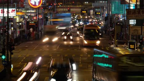 Lapso-de-tiempo-de-la-concurrida-calle-con-tráfico-y-peatones-de-Mong-Kok,-en-la-noche-en-Hong-Kong.