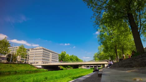 Suiza-día-soleado-zurich-ciudad-centro-parque-fluvial-panorama-4k-timelapse