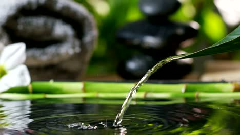 Schönes-Wasser-und-Kerzen-Spa--und-Wellnesscenter-Zusammensetzung-schießen-in-extrem-langsamen-motion.concept-der-Entspannung-und-des-meditation.water