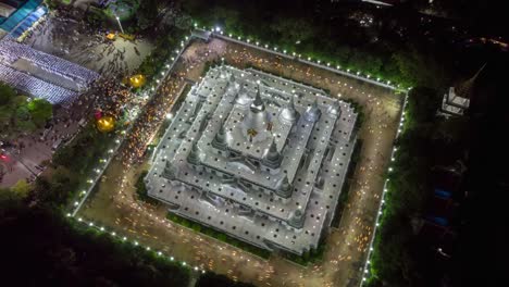 Vista-aérea-de-Time-lapse-sobre-gran-pagoda-del-templo-Asokaram-en-Samutprakarn-cerca-de-Bangkok-Tailandia-durante-festival-Asalha-Puja(Asanha-Bucha)-budista-que-típicamente-ocurre-en-julio,-en-la-luna-llena.