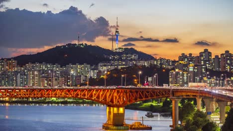 Timelapse-de-tráfico-por-la-noche-en-Seúl,-Corea-del-sur.