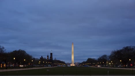 largo-tiro-del-monumento-a-washington-en-los-Estados-Unidos-capital-al-atardecer