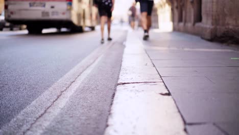 Italienisch-Straße.-Close-up-Busse-und-Fahrzeuge-in-der-Innenstadt-von-Rom,-Italien.-Menschen-gehen-auf-den-Straßen-von-Rom-Italien,-Nahaufnahme