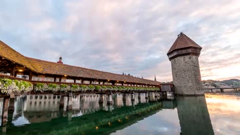 Luzern-Stadt-Skyline-von-Nacht-zu-Tag-Sonnenaufgang-Zeitraffer-auf-Kapellbrücke,-Luzern-(Luzern),-Schweiz-4K-Zeitraffer