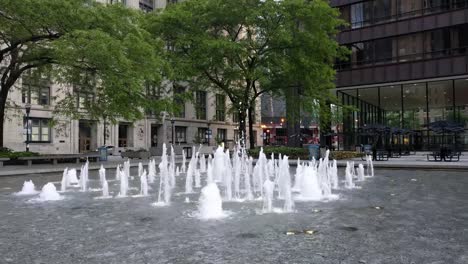 Water-Fountain-at-Daley-Plaza,-Chicago,-USA.-Municipal-Government-Offices.