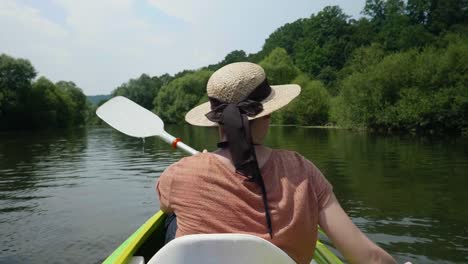 Chica-joven-canoa-en-un-lago